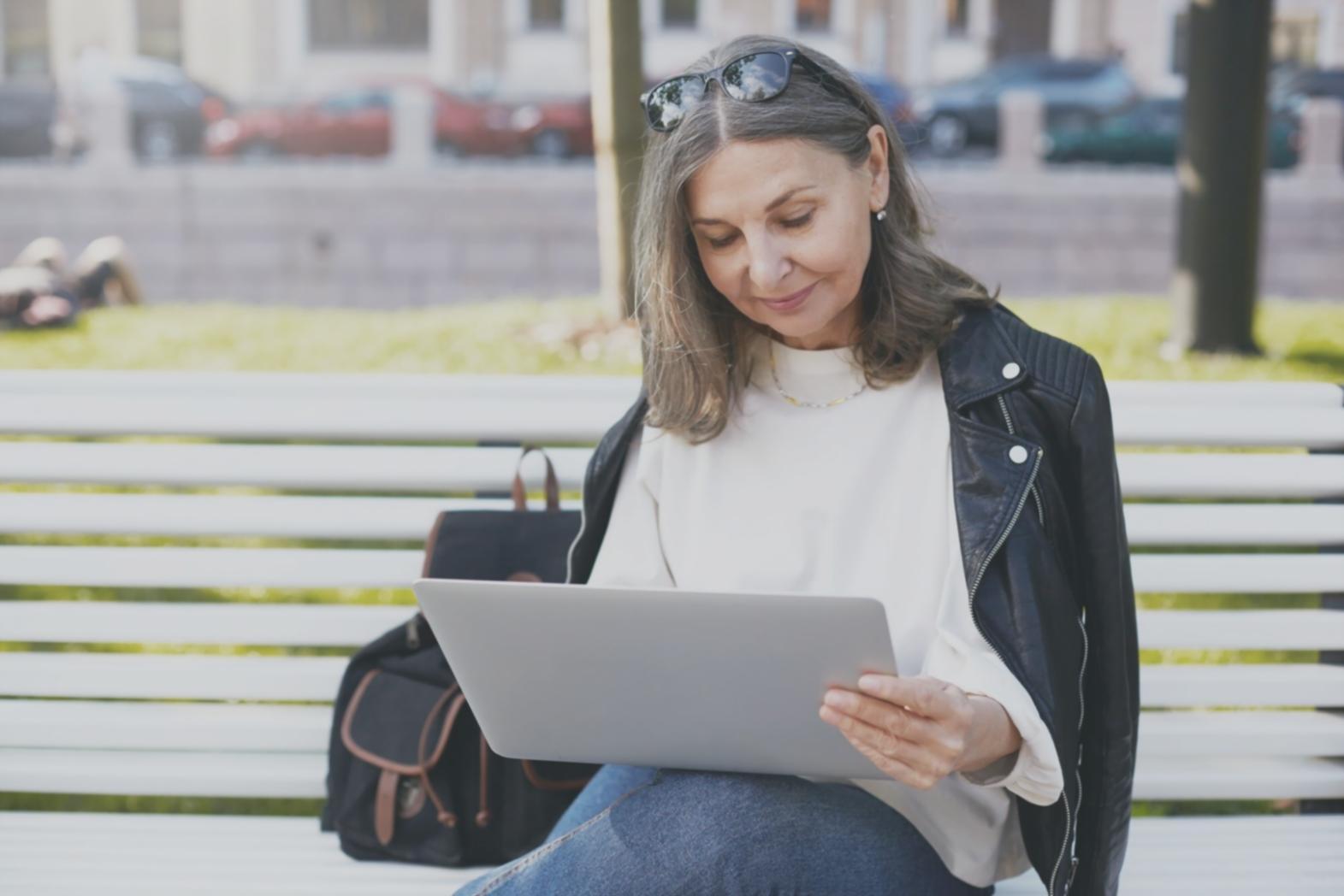 Grupo de emprendedores colaborando en proyectos digitales